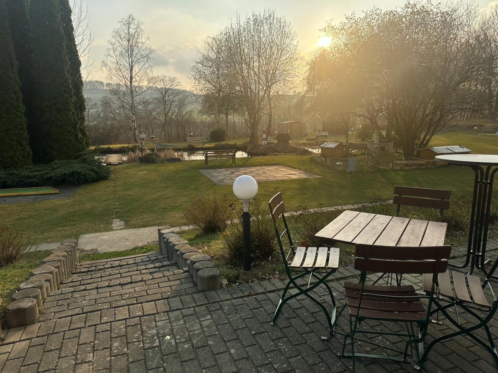 Hotel Am Laerchenberg I Fruehstueck, Wlan, Parkplatz Schirgiswalde-Kirschau Exteriör bild